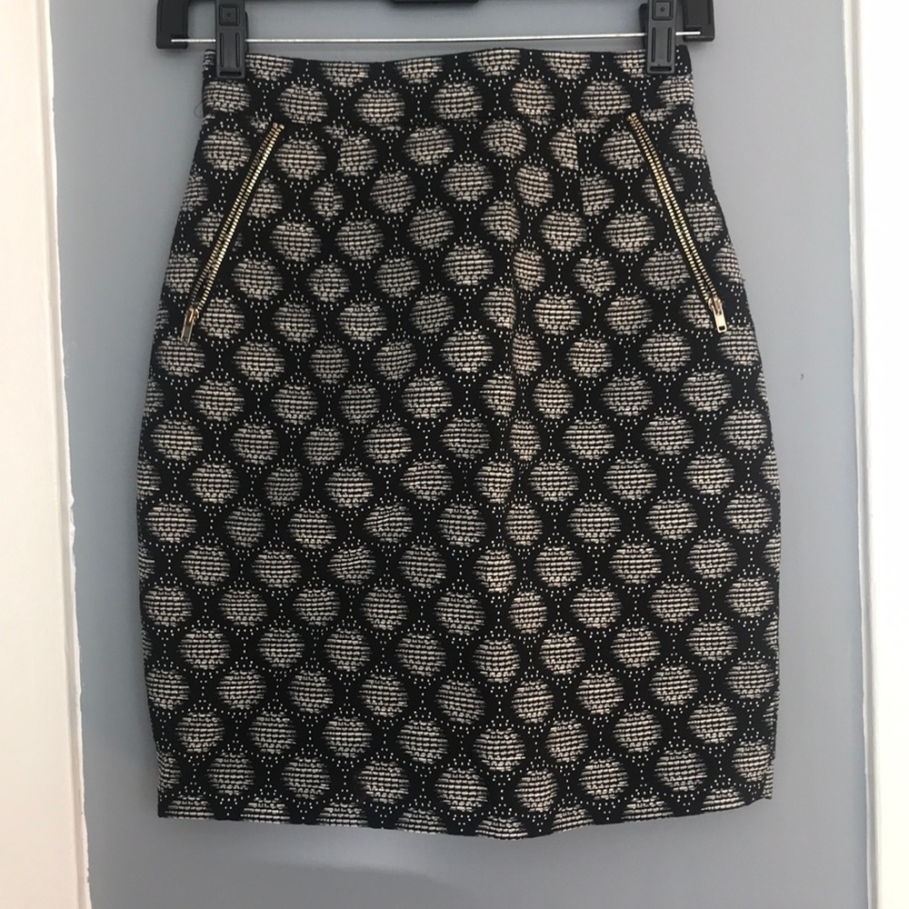 Beautiful skirt with functioning pockets.